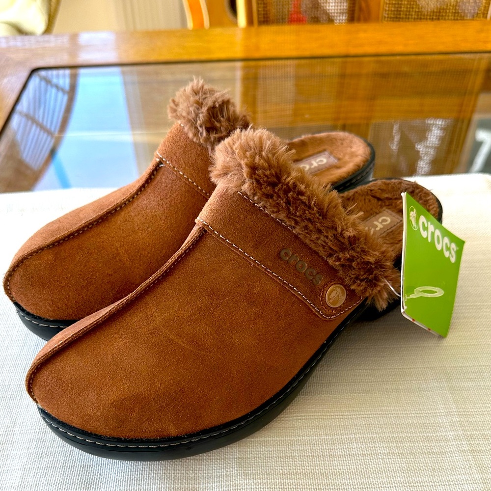 Crocs women’s cobbler leather suede Clog shoes with fur insoles Sz-9